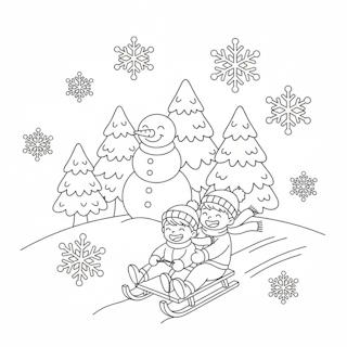 Aranyos téli színező óvodásoknak – gyerekek szánkóznak a fenyőfás, havas domboldalon, kedves nyomtatható kifestő a hideg napokra.